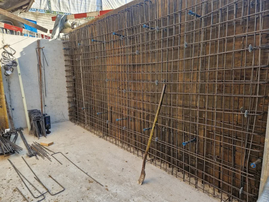 Betonschalung mit Armierungseisen auf einer Baustelle