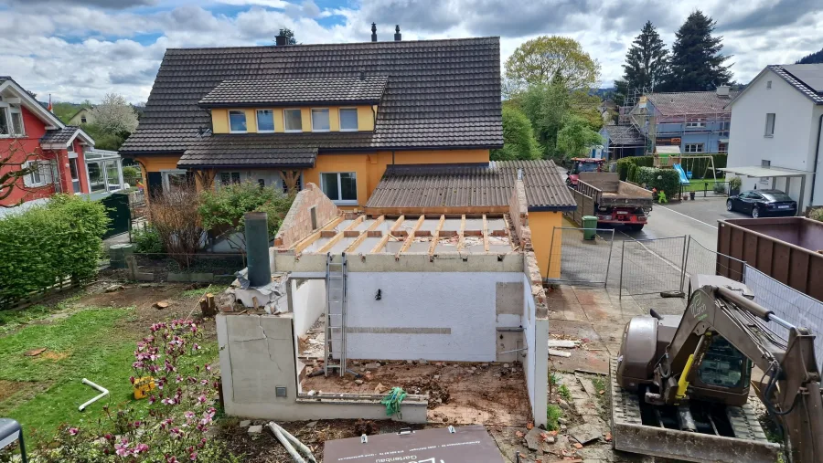 Bagger auf einer Baustelle im Wohnquartier in der Region Rothrist