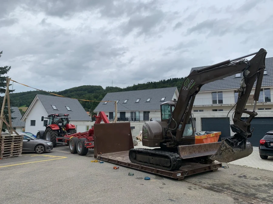 Bagger auf einem Tieflader der T.Lerch Dienstleistungen beim Transport
