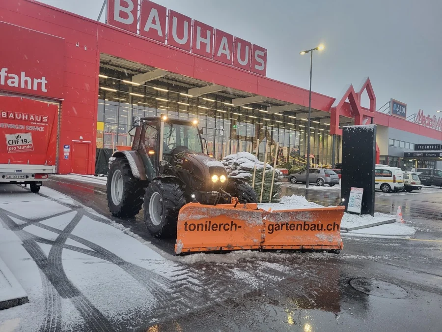 Traktor mit Schneepflug von T.Lerch im Winterdienst-Einsatz
